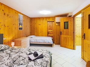 Travel cot, free WiFi