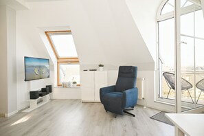 TV, DVD player, ping pong, books - Coastal dream: Cozy maisonette apartment with use of swimming pool (Büsum)