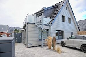 Exterior - Sunny top floor vacation apartment with balcony - your cozy retreat for (Grömitz)