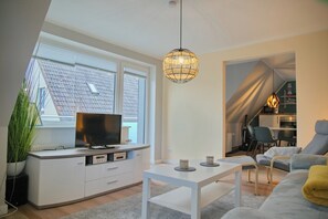 TV - Sunny top floor vacation apartment with balcony - your cozy retreat for (Grömitz)