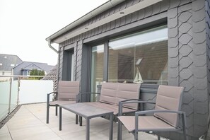 Terrace/patio - Sunny top floor vacation apartment with balcony - your cozy retreat for (Grömitz)