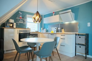 Fridge, microwave, oven, stovetop - Sunny top floor vacation apartment with balcony - your cozy retreat for (Grömitz)