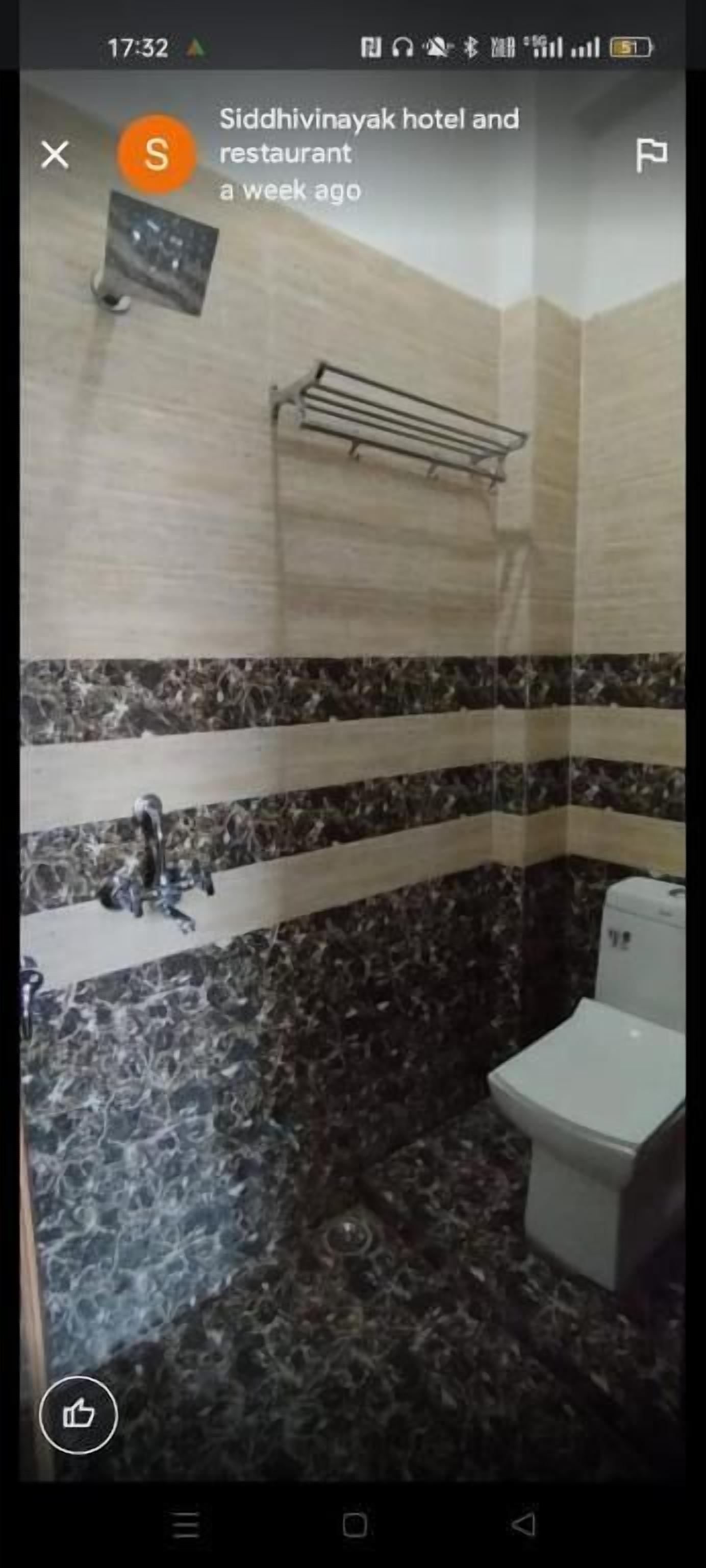 Kostenlose Toilettenartikel, Handtücher, Seife, Shampoo