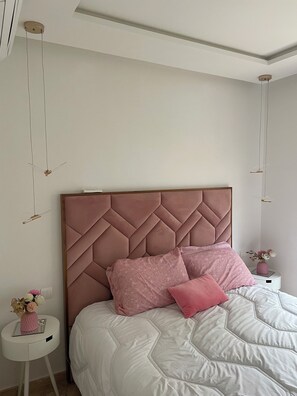 Tabla de planchar con plancha, wifi y ropa de cama 