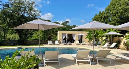 Château de Collias - 14 rooms - 3 Shows -Swimming pool - Park - Uzès-Pont du Gard