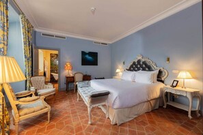 14 chambres, coffre-fort, fer et planche à repasser