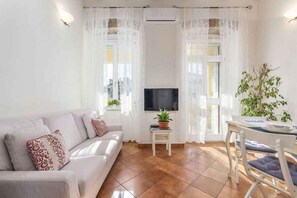 TV - Holiday flat with air conditioning and sea view (Poreč)