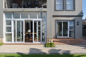 Outdoor dining - me-Elohim  (Mossel Bay)