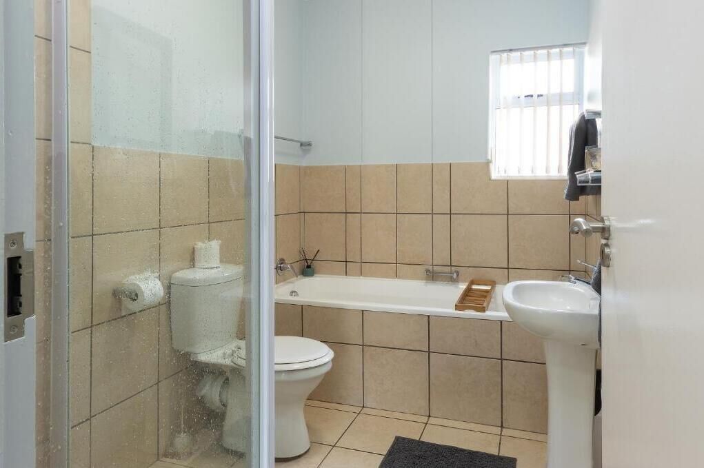 Un baño con inodoro, bañera y lavamanos.