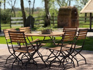 Outdoor dining - Vacation apartment Heuboden Gut Osterhausen Butjadingen - Relaxation in nature (Butjadingen)