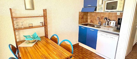 Fridge, microwave, dishwasher, coffee/tea maker