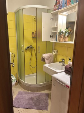 Hair dryer, towels, soap, toilet paper - Cozy 1-bedroom studio in peaceful Split with AC and sea view. (Split)