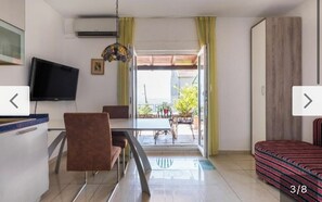 Interior - Cozy 1-bedroom studio in peaceful Split with AC and sea view. (Split)