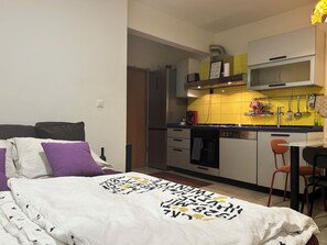 WiFi, bed sheets - Cozy 1-bedroom studio in peaceful Split with AC and sea view. (Split)