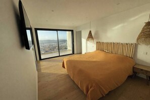 3 quartos, escrivaninha, ferros/tábuas de passar roupa, berço de viagem