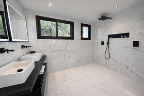 Shower, hair dryer, towels, soap - Quiet Californian villa with commanding view (Draguignan)