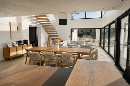 Quiet Californian villa with commanding view