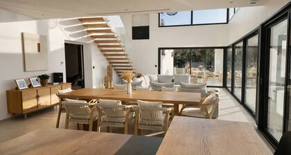 Quiet Californian villa with commanding view