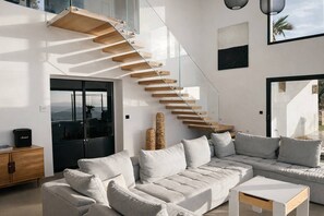 Een smart-tv, een tafeltennistafel en een filmbibliotheek