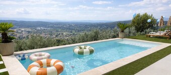 Quiet Californian villa with commanding view