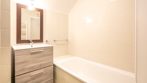 Bathroom - Mountain Home With Heated Pool & Hot Tub (Les Deserts)