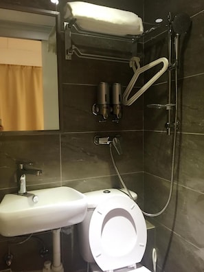 Secadora de cabello, toallas, jabón, papel de baño