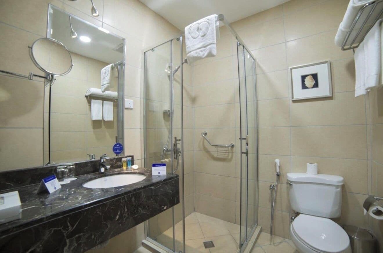 ฝักบัว, รองเท้าสวมภายในห้อง