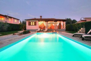 A swimming pool with lounge chairs and a covered patio area. - Villa with private pool (Tar/Poreč)