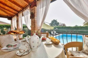Outdoor dining - Villa with private pool (Tar/Poreč)