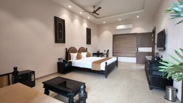 Executive Double Room, Balcony, Garden View | In-room safe, soundproofing, iron/ironing board, free WiFi