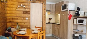 Living room - Mountain Home, Balcony & Ski Access (Les Deux Alpes)