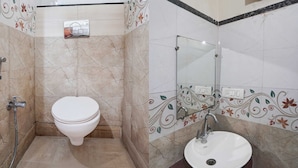 Een badkamer met toilet, wastafel en douche.