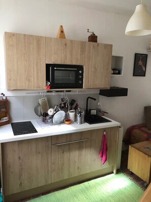 Oven, stovetop - Charming little duplex in Le Pré Saint Gervais (Le Pré-Saint-Gervais)