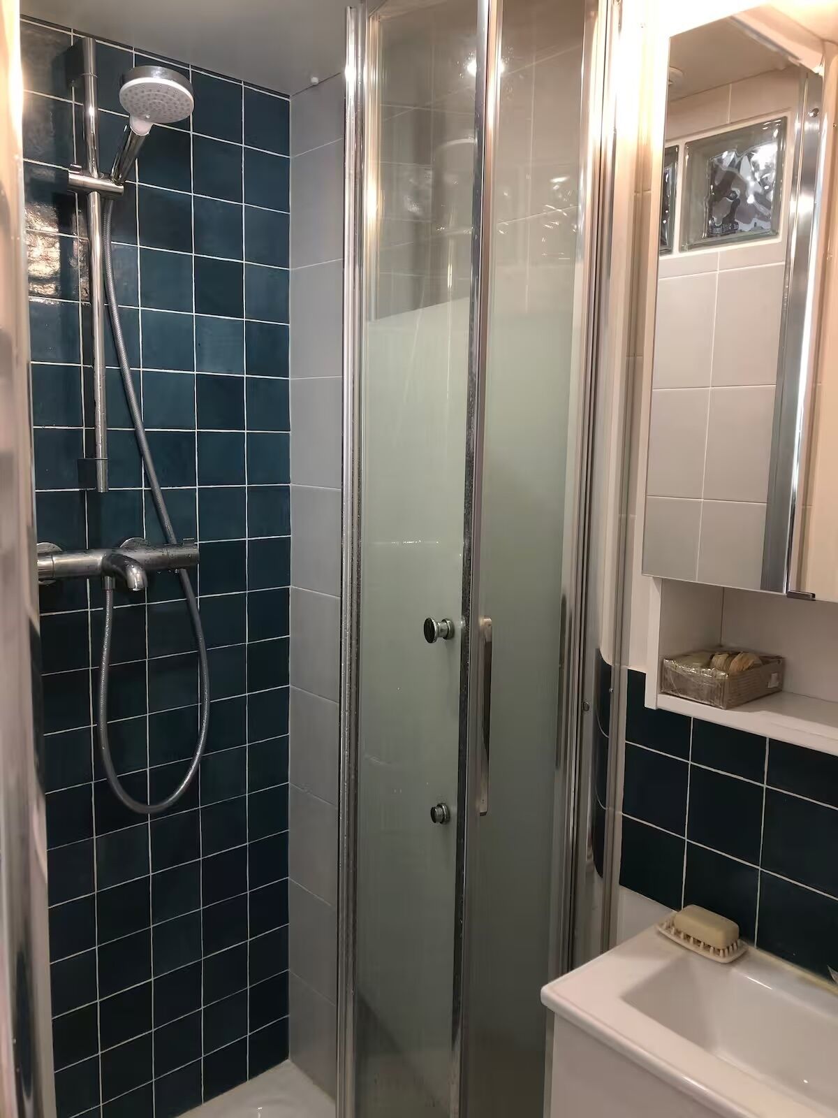 Sèche-cheveux, bidet, serviettes fournies, savon