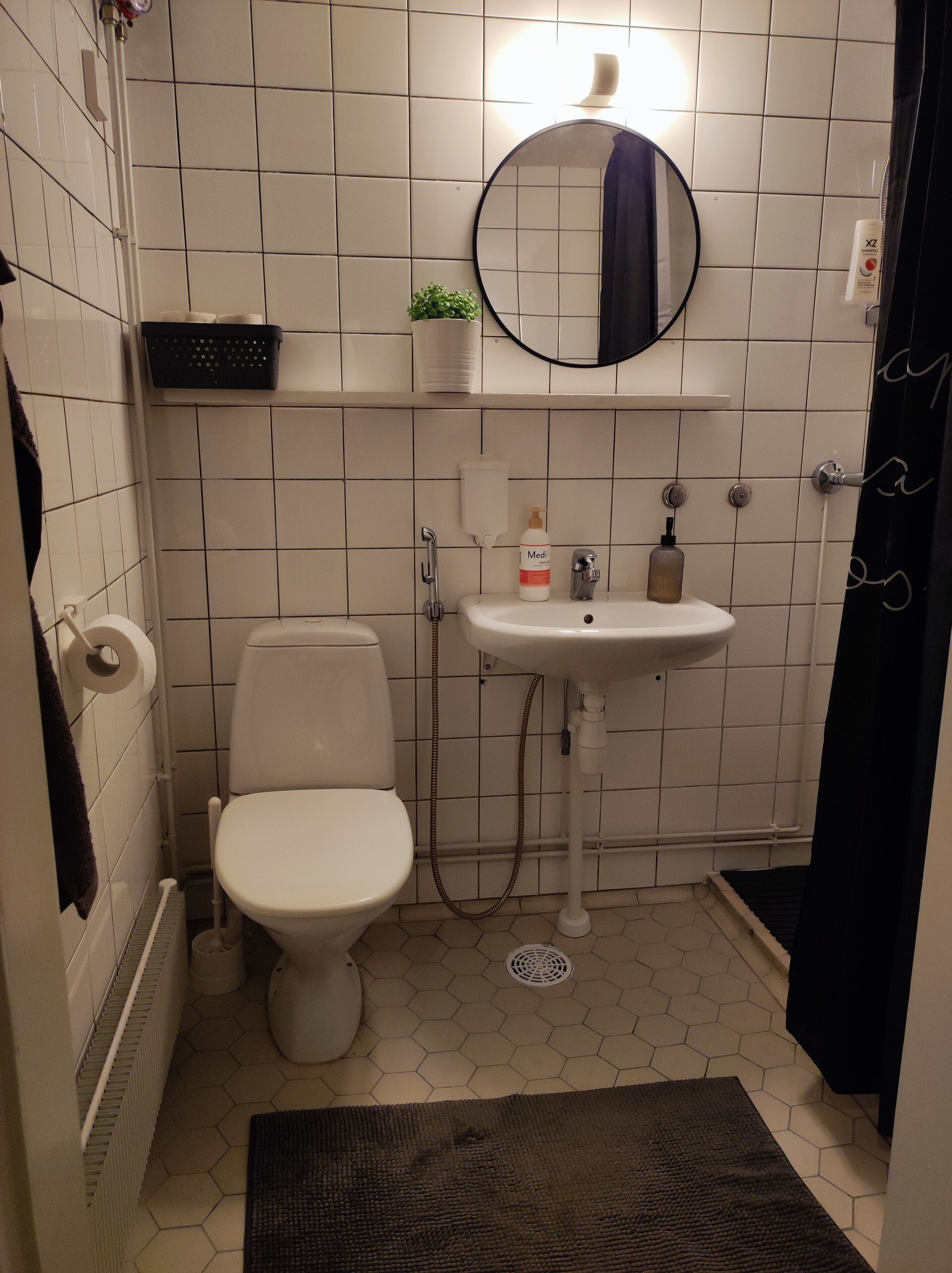 Sèche-cheveux, serviettes fournies, savon, papier toilette
