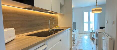 Réfrigérateur, micro-ondes, plaque de cuisson, cafetiÚre/bouilloire