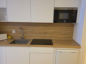 Réfrigérateur, micro-ondes, plaque de cuisson, cafetière/bouilloire