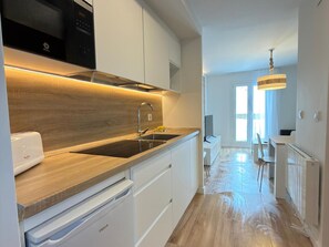 Kühlschrank, Mikrowelle, Herdplatte, Wasserkocher mit Kaffee-/Teezubehör