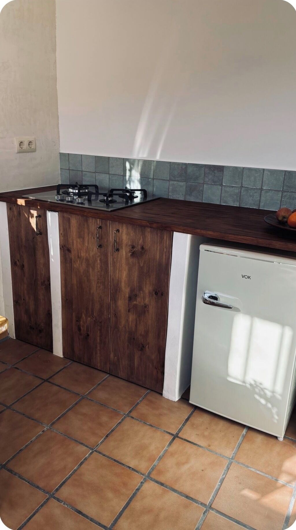 Réfrigérateur, plaque de cuisson, cafetière/bouilloire