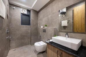 Superior suite, uitzicht op gebergte | Badkamer | Een douche, handdoeken, zeep, toiletpapier