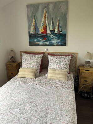 Iron/ironing board, bed sheets