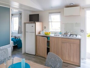 Fridge, microwave, coffee/tea maker - Mobile Home 6 Pers with Terrace in Grimaud (Grimaud)