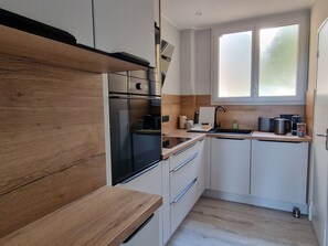 Fridge, microwave, oven, stovetop - Quiet T2 Apartment, 4 Pers, Parking (Banyuls-sur-Mer)