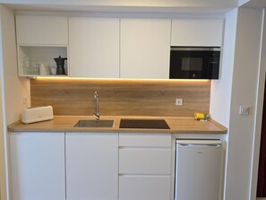Kühlschrank, Mikrowelle, Herdplatte, Wasserkocher mit Kaffee-/Teezubehör