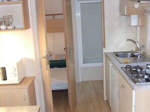 Jääkaappi, mikroaaltouuni, kahvin-/teenkeitin