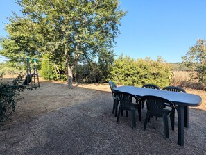 Outdoor dining - Countryside home near Châteauroux, family-friendly (Arthon)