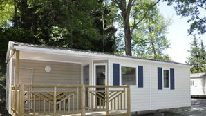 A single-story mobile home with a front porch and a small deck. - Spacious mobile home for 8 with terrace (Lavilledieu)