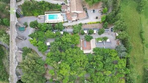 An aerial view of a property with a swimming pool, several buildings, and surrounding greenery. - Spacious mobile home for 8 with terrace (Lavilledieu)
