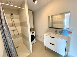Bathroom - Quiet House, 3 Bedrooms, Sleeps 6 - Pets Welcome! (Bretignolles-sur-Mer)
