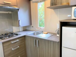 Kühlschrank, Mikrowelle, Wasserkocher mit Kaffee-/Teezubehör, Toaster